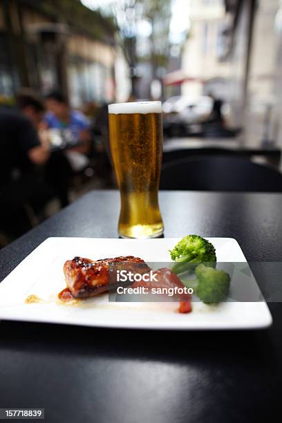 Salmón Asado Con Verduras Y Cerveza Fría Foto de stock y más banco de imágenes de Aire libre - Aire libre, Alimento, Asado - Alimento cocinado