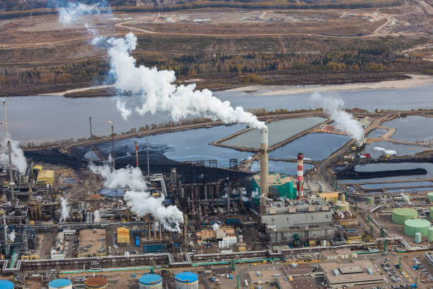 oilsands refinería - fort mcmurray fotografías e imágenes de stock