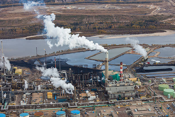 Oilsands Refinery A large oil refinery along the Athabasca River in Alberta's Oilsands.  Fort McMurray, Alberta. oilsands stock pictures, royalty-free photos & images