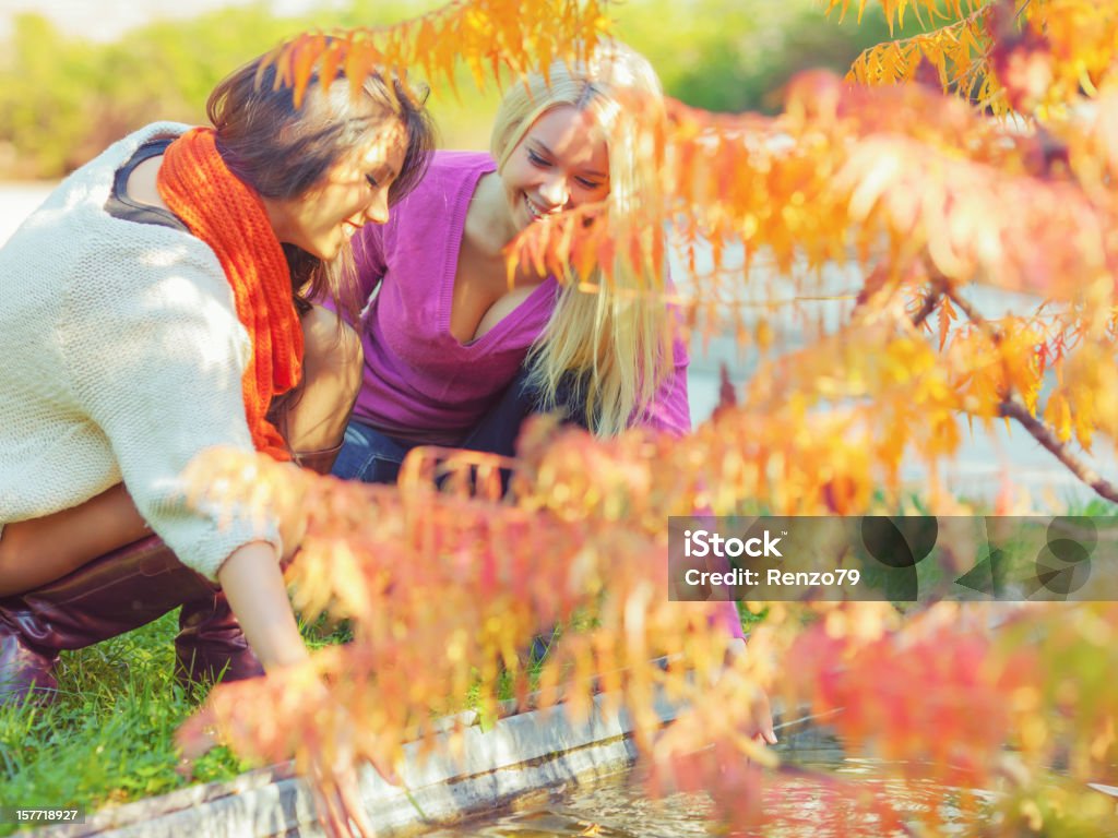 Zwei schöne Mädchen in den park - Lizenzfrei Baum Stock-Foto