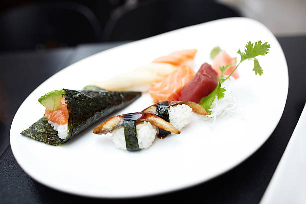 데마키 및 다양한 사시미 플레이트에 - japanese cuisine pulut fish salmon 뉴스 사진 이미지