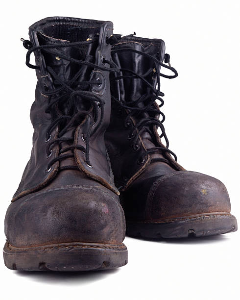 sujo velho combat boot - combat boots imagens e fotografias de stock