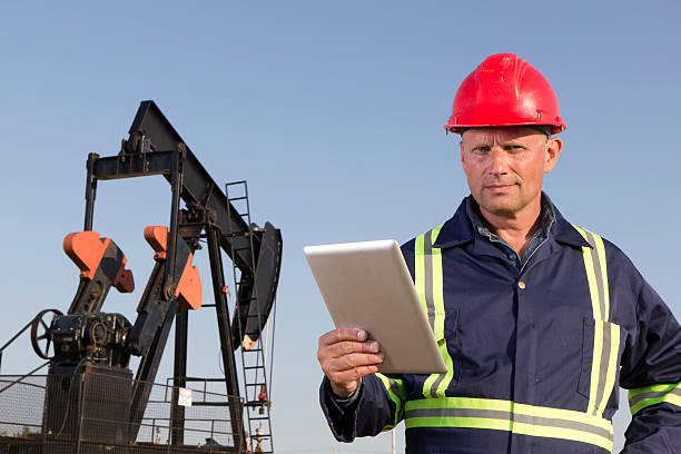 нефтяник и пла�ншетный пк - oil industry digital tablet manual worker mining стоковые фото и изображения