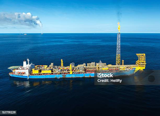 Foto de Fpso De Estação Petrolífera e mais fotos de stock de Chama - Chama, Labareda, Campo Petrolífero