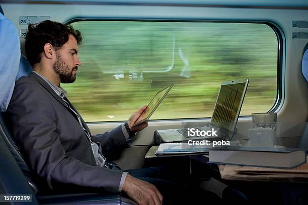 Bussinesman Sitzgelegenheiten Auf Einen Zug Neben Fenster Und Arbeiten Stockfoto und mehr Bilder von Eisenbahn