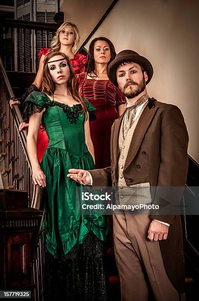 Foto de Vintage Coberta Retrato De Jovens Na Escada e mais fotos de stock de Adulto - Adulto, Amizade, Antebellum