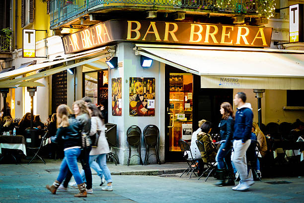 バーとして知られるブレラ,ミラノ,イタリア - women bar walking italian culture ストックフォトと画像