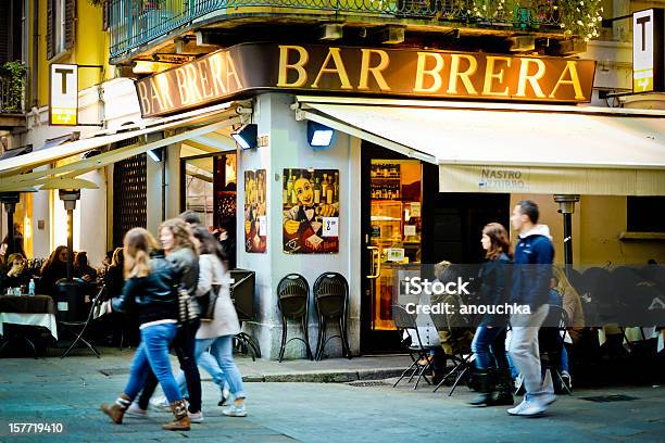 Bar Brera Mediolan Włochy - zdjęcia stockowe i więcej obrazów Bar - Lokal gastronomiczny - Bar - Lokal gastronomiczny, Kultura włoska, Włochy