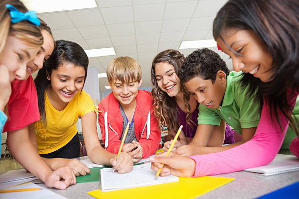 gruppe von middle school-schüler arbeiten gemeinsam am projekt - mittelschule bücher stock-fotos und bilder