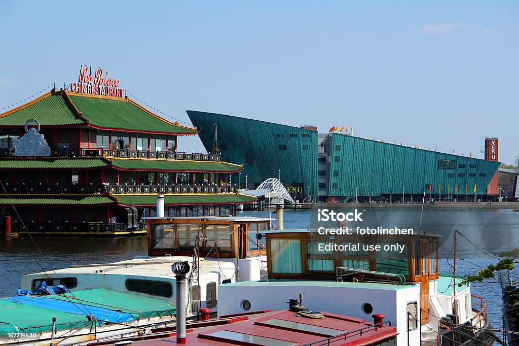 Sea Palace-Chinesisches Restaurant und das Nemo Science Center in Amsterdam - Lizenzfrei Amsterdam Stock-Foto