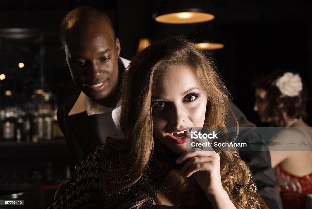 Inconsciente hombre enfoques hermoso Vampiro en un Bar - Foto de stock de Acercarse libre de derechos