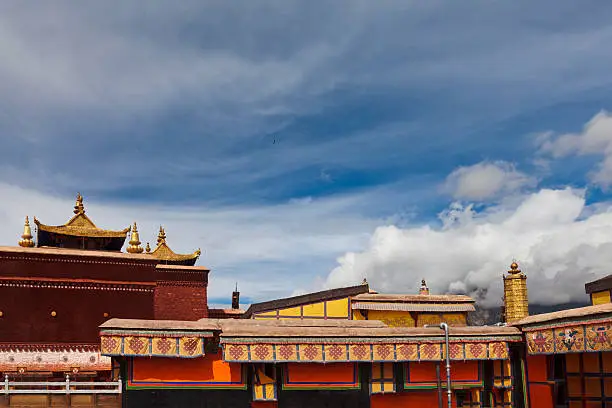 Red Palace is located in the central location of the Potala Palace, the exterior wall is red.The Red Palace is the main building Chronicles Dalai Lama pagoda temple, a total of five, respectively, V, VII, VIII, IX and XIII Dalai Lama.