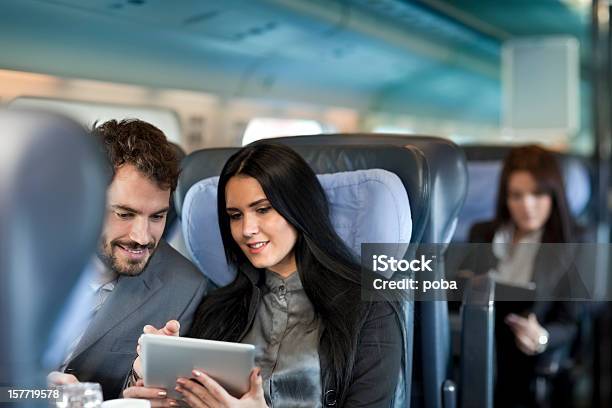 Geschäftsleute Arbeiten Auf Der Passagierzug Stockfoto und mehr Bilder von Eisenbahn - Eisenbahn, Geschäftsreise, Tablet PC