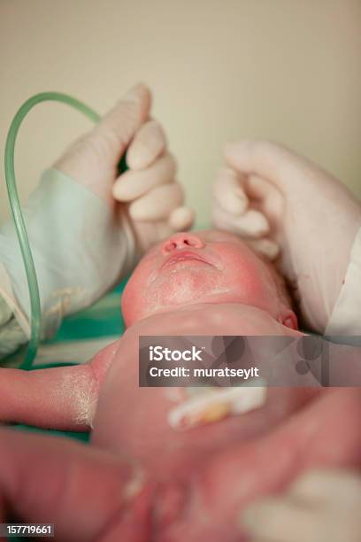 흡인 출생 후 0-11 개월에 대한 스톡 사진 및 기타 이미지 - 0-11 개월, 1개월, 건강관리와 의술
