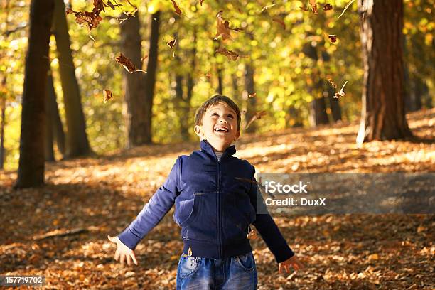 Linda Little Boy In The Park Foto de stock y más banco de imágenes de Actividad - Actividad, Actividades recreativas, Aire libre