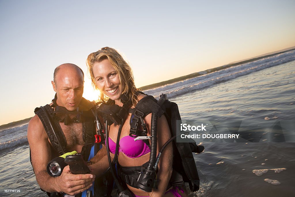 Mergulhadores embaixo d'água - Foto de stock de Adulto royalty-free