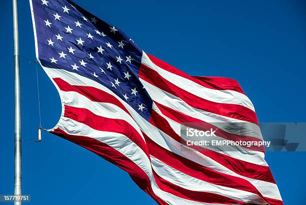 Bandera Estadounidense Foto de stock y más banco de imágenes de Aire libre - Aire libre, Azul, Bandera