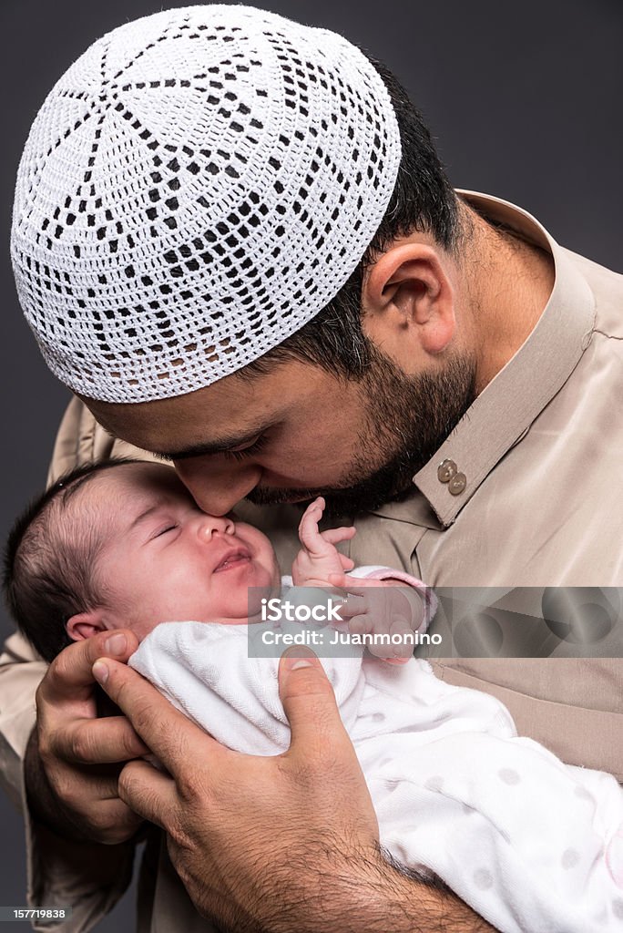 Muslim człowiek pozujących z jego dziecko Córka - Zbiór zdjęć royalty-free (Noworodek)