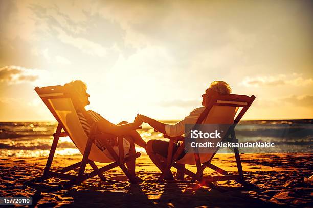 Starsza Para Zadowolony Z Ich Złote Lata - zdjęcia stockowe i więcej obrazów Przejście na emeryturę - Przejście na emeryturę, Plaża, Starsza para