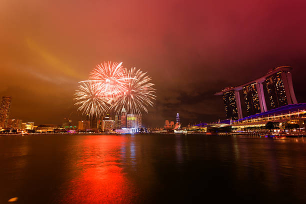 стокові фото, фото роялті-фрі та зображення на тему сінгапур марина бей вночі з феєрверками - holidays in singapore