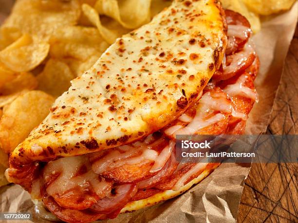 Foto de Iitalian Fatbread e mais fotos de stock de Pizza - Pizza, Batata Frita de Pacote, Sanduíche Embrulhado