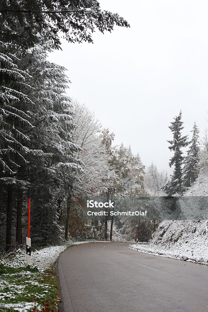 Rue dans le paysage d'hiver avec la neige - Photo de Allemagne libre de droits