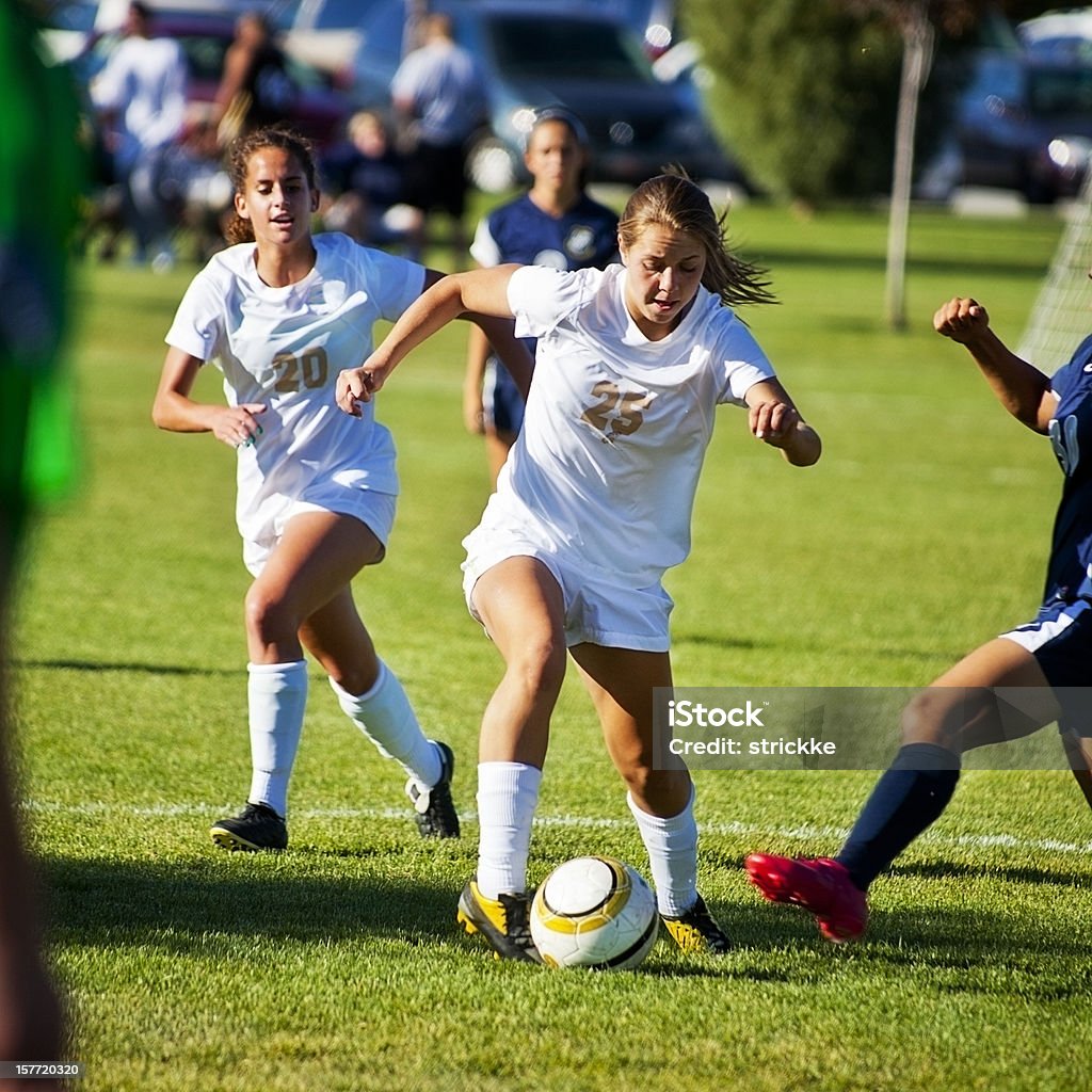 Attraktive weibliche Fußball-Spieler kämpfen für die Kontrolle über den Ball - Lizenzfrei Fußball Stock-Foto