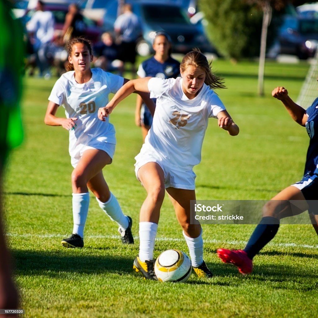 Jolie femme joueurs de football s'affrontent pour un contrôle parfait du ballon - Photo de Football libre de droits