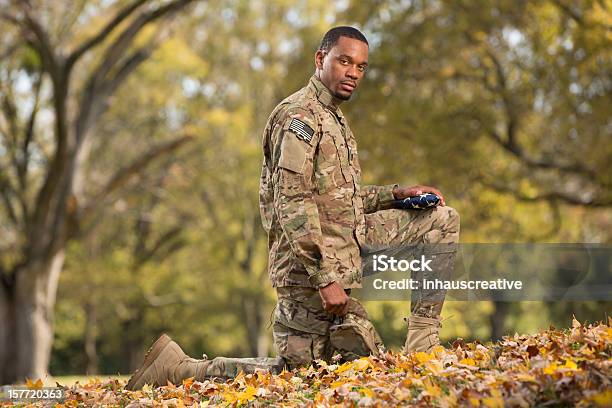 Inginocchiarsi Soldato Pregare Su Una Bandiera Americana - Fotografie stock e altre immagini di 25-29 anni
