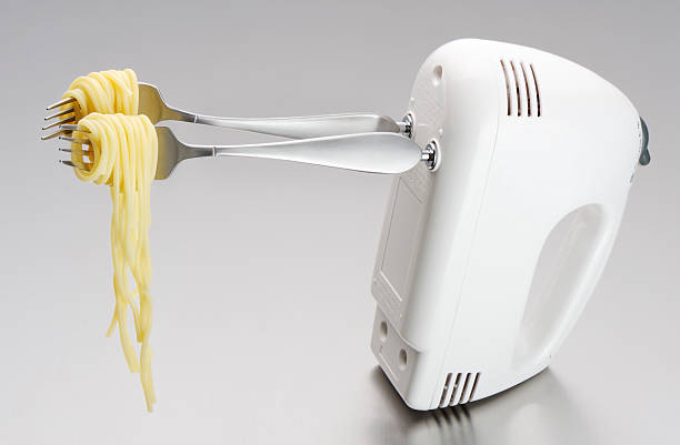 rolling spaghetti zu stecken die schnelle fahrt - erfindung stock-fotos und bilder