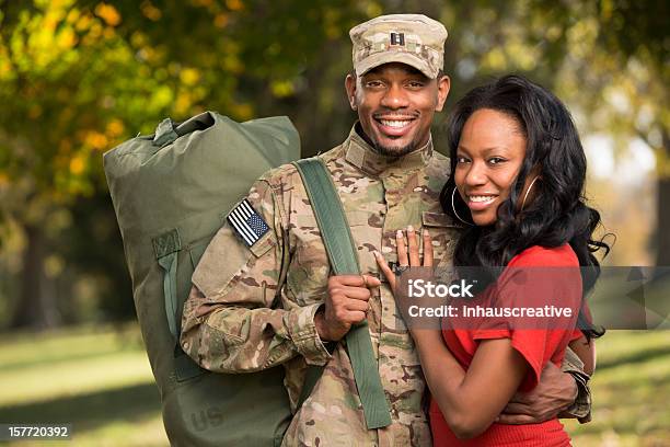 Nosotros Soldier Es Sede De La Implementación Foto de stock y más banco de imágenes de Casados - Casados, Ejército, Personal militar