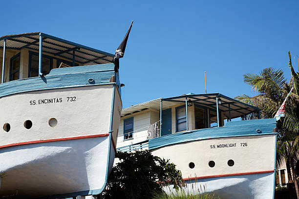 ss encinitas et moon light house bateaux, encinitas-californie - encinitas photography editorial color image photos et images de collection