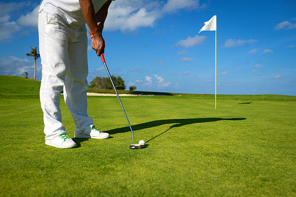 male golfeur sur le parcours de golf et un putting green - sports flag golf individual sports sports and fitness photos et images de collection