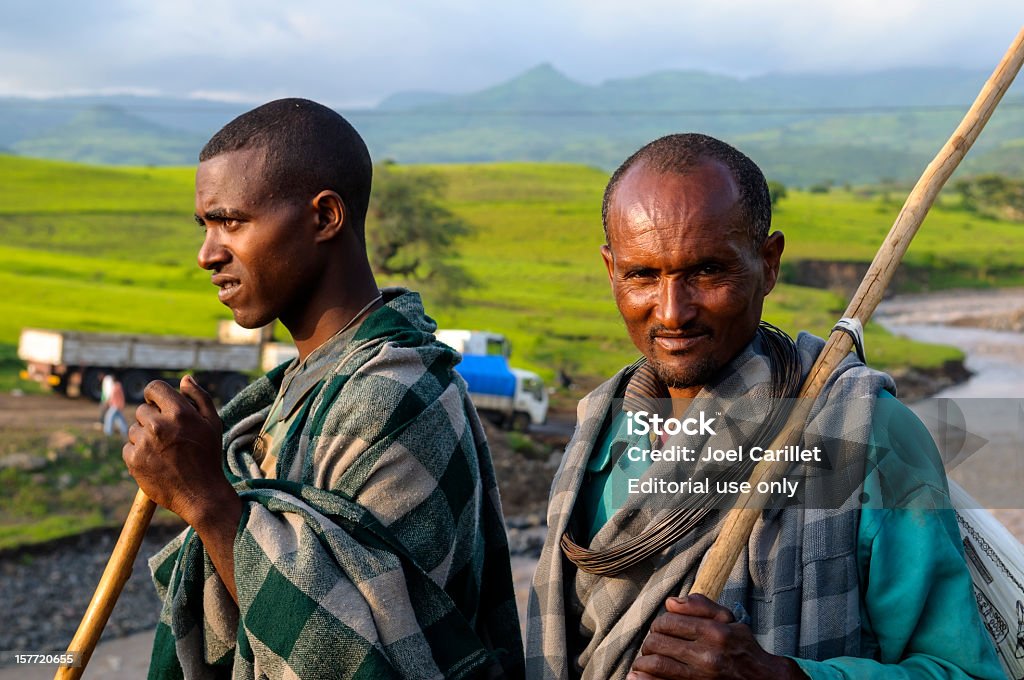 Ethiopian mężczyzn i zielony krajobraz - Zbiór zdjęć royalty-free (Etiopia)