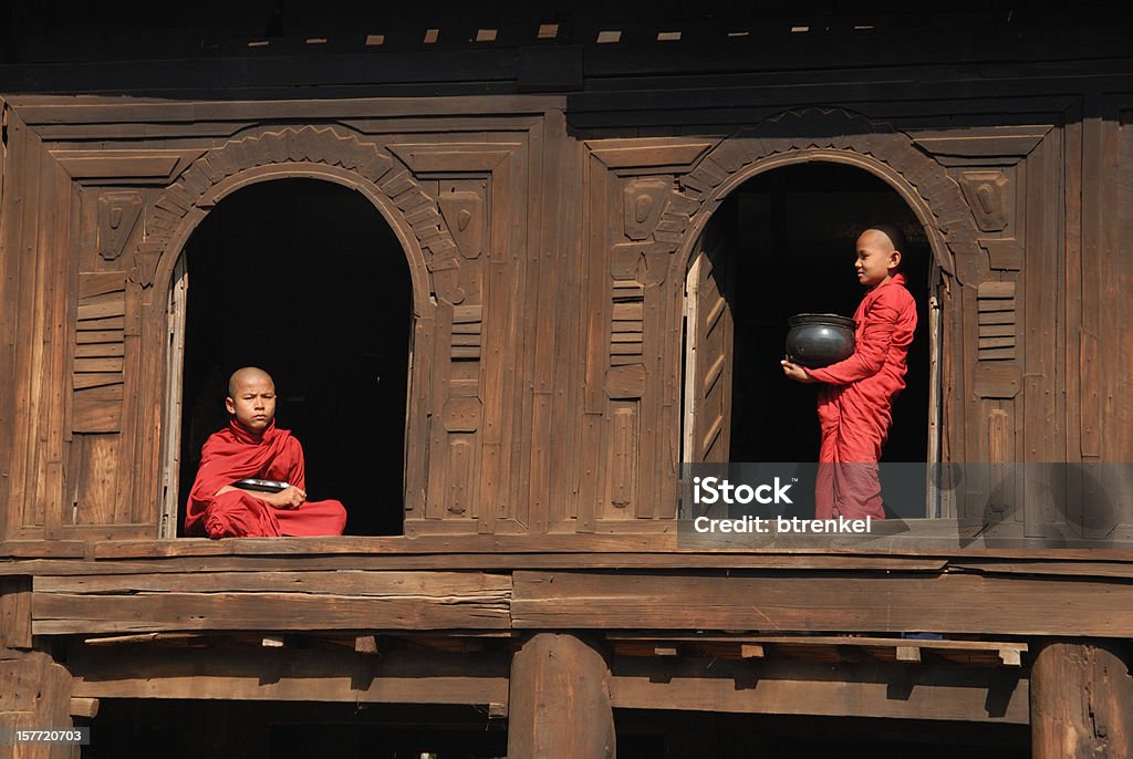 Dois budistas em pé de 2 janelas - Royalty-free Yangon Foto de stock