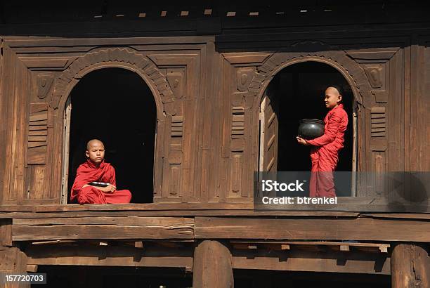 Два Монахи Стоя В 2windows — стоковые фотографии и другие картинки Янгон - Янгон, Бритая голова, Будда