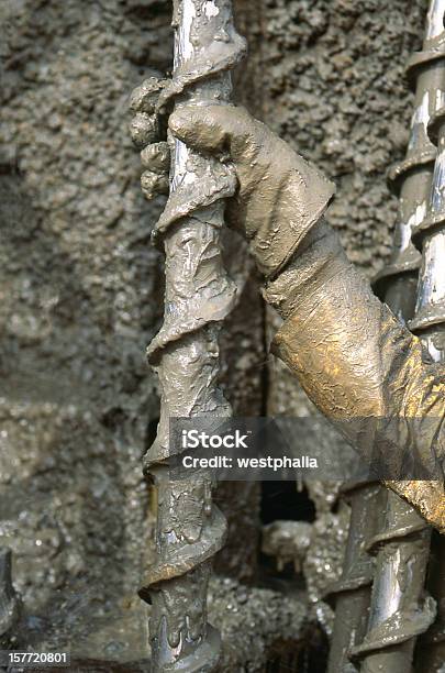 Muddy Una Mano Foto de stock y más banco de imágenes de Terremoto - Terremoto, Adulto, Amarillo - Color