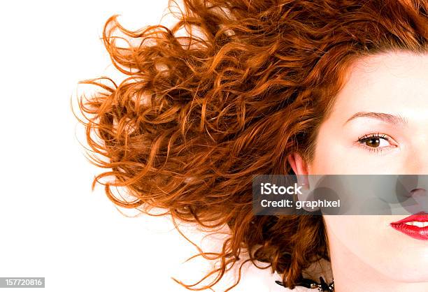 Mulher Com Cabelo Ondulado - Fotografias de stock e mais imagens de Adulto - Adulto, Beleza, Cabelo Comprido