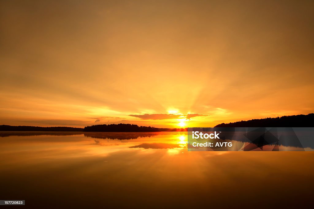 Mattina di sole, bella alba sopra il lago calmo - Foto stock royalty-free di Acqua