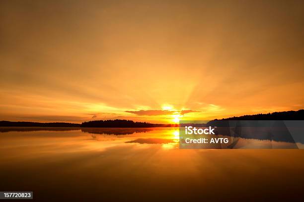 Mattina Di Sole Bella Alba Sopra Il Lago Calmo - Fotografie stock e altre immagini di Acqua - Acqua, Ambientazione esterna, Ambientazione tranquilla