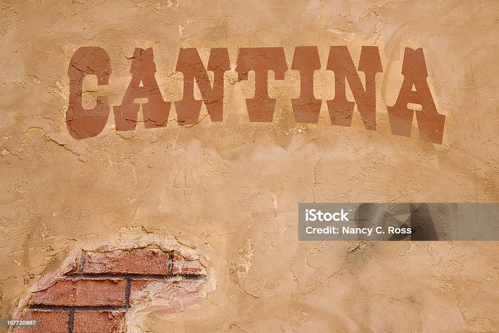 Cantina señal Bar, estuco pared de ladrillo, rústico de Cinco de Mayo - Foto de stock de Cultura mexicana libre de derechos