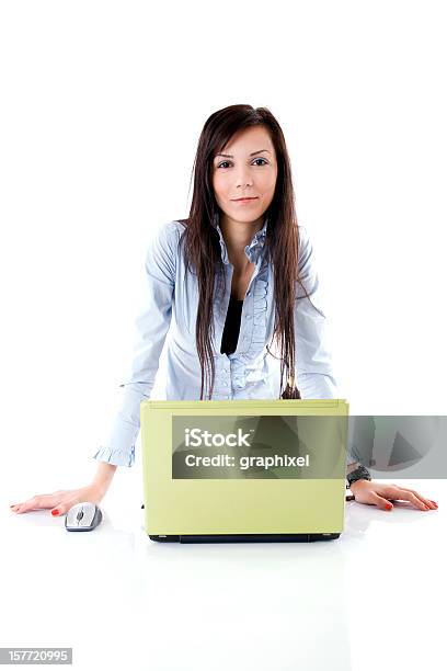 Mulher De Negócios Trabalhando Com Computador Portátil - Fotografias de stock e mais imagens de Adulto