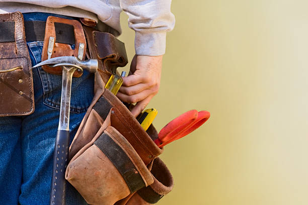 jeune ouvrier du bâtiment a puisé dans sa ceinture à outils espace de copie - marteau outil de bricolage photos et images de collection