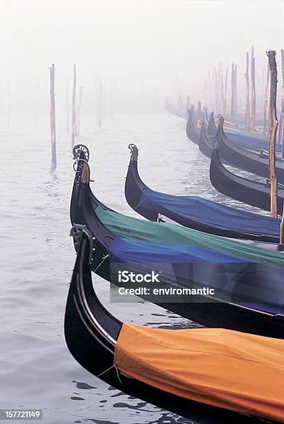 Photo libre de droit de Être Amarré Gondoles À Venise banque d'images et plus d'images libres de droit de Hiver - Hiver, Italie, Venise