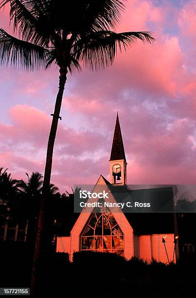 Cappella Per Matrimoni Al Tramonto Con Silhouetted Palma Hawaii - Fotografie stock e altre immagini di 2000-2009