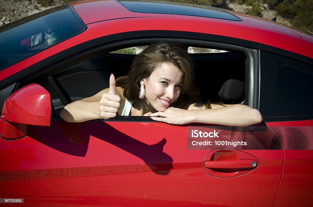 아름다운 젊은 여자의 카폰에 빨간색 - 로열티 프리 오케이 스톡 사진