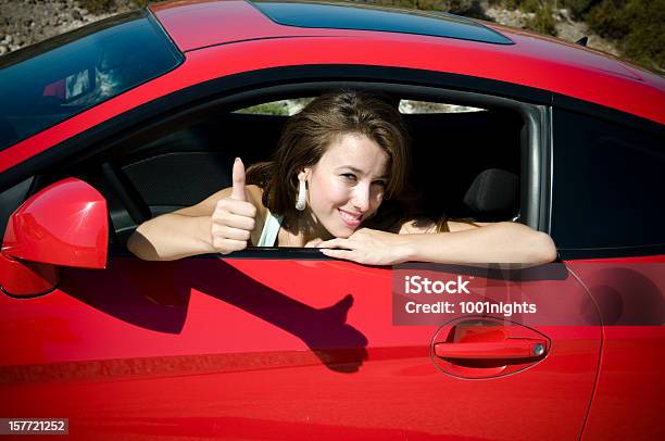 아름다운 젊은 여자의 카폰에 빨간색 오케이에 대한 스톡 사진 및 기타 이미지 - 오케이, 차, 고객
