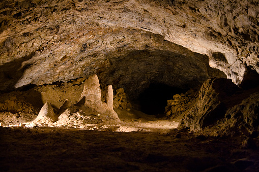 Wierzchowska con Gorna Cave stalactites and stalagmites en Wierzchowie, Polonia. photo