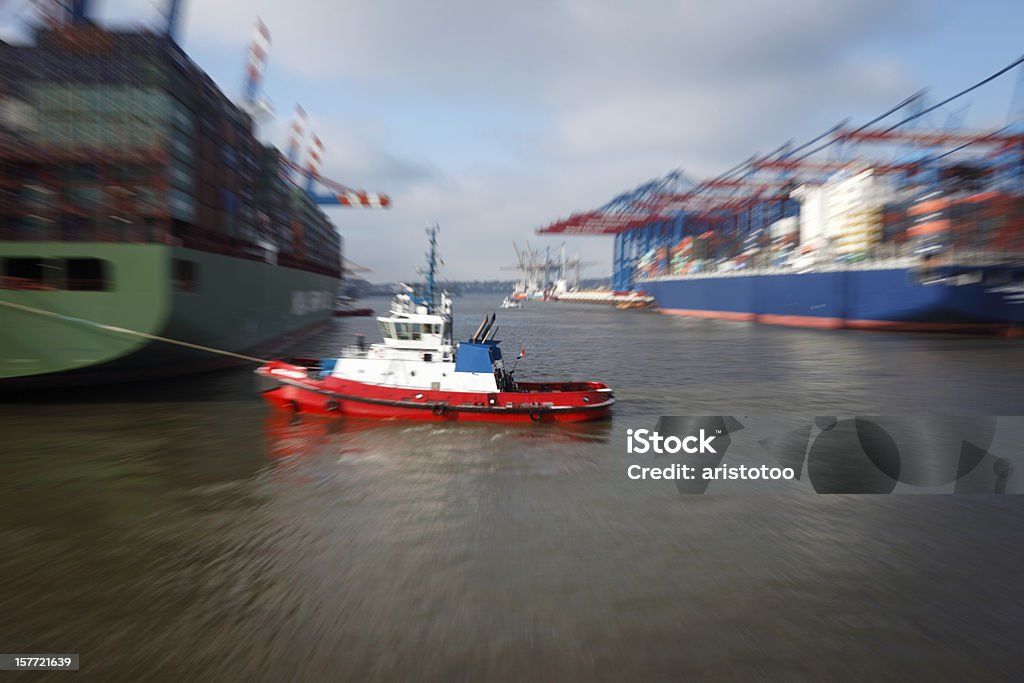 Schlepper ziehen Schiff im Hafen von Hamburg - Lizenzfrei Schlepper Stock-Foto