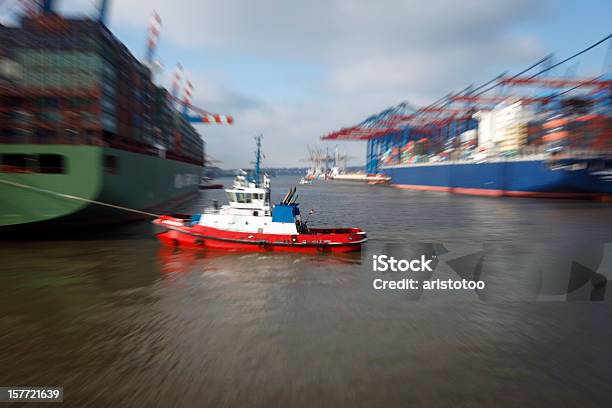 Photo libre de droit de Remorqueur Tirant Bateau Dans Le Port De Hambourg banque d'images et plus d'images libres de droit de Remorqueur - Remorqueur, Activité, Allemagne